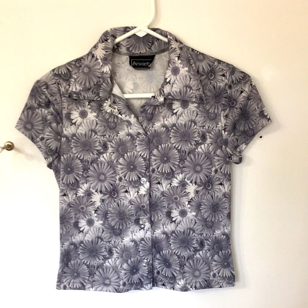 BOGO Anxiety Gray button down short sleeve shirt size petite Small. Daisys